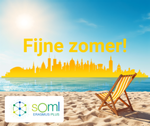 Zonnig strand met een strandstoel en een gele Europese skyline, met de tekst Fijne zomer en het SOML Erasmus+ logo