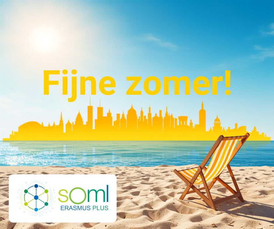Zonnig strand met een strandstoel en een gele Europese skyline, met de tekst Fijne zomer en het SOML Erasmus+ logo